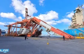 سقوط جرثقیل بر اثر وزش باد شدید