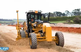 عکس گریدر در حال صاف کردن زمین