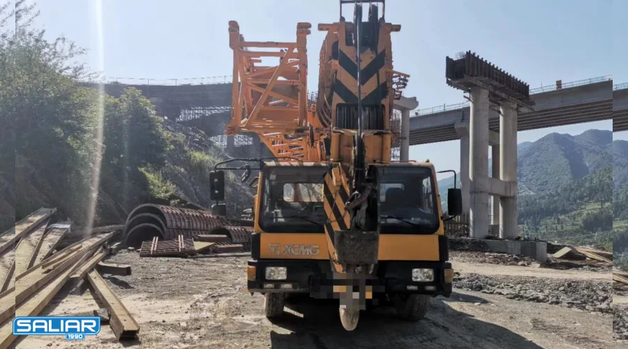 جرثقیل در لیست ماشین آلات راهسازی